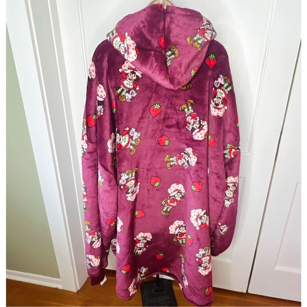 Strawberry Shortcake Sherpa Blanket Hoodie Burgundy Size XL Nwt - Picture 5 of 7